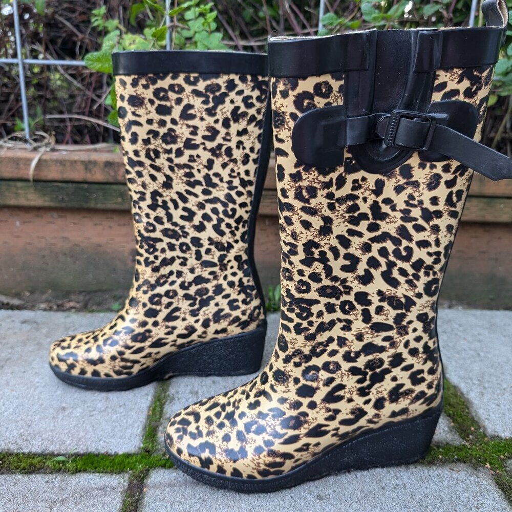 Quirky capellis leopard print rain boots with wedge heel. Size 6